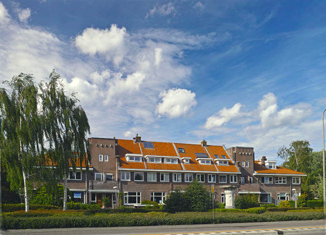 Overzicht vanaf de Amsterdamseweg met de zuil rechts van het midden.
              <br/>
              Paul Paris, mei 2014